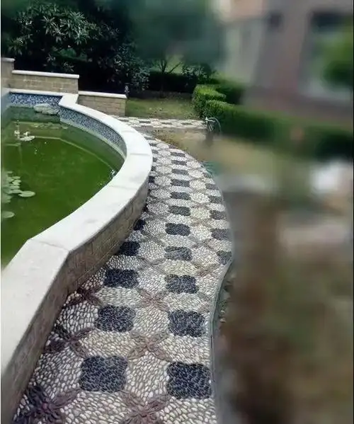 白色鹅卵石池塘铺贴效果
