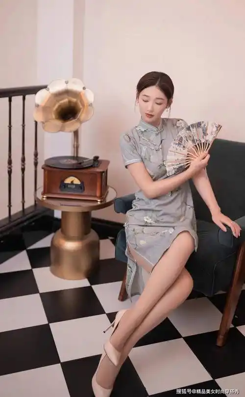 极具魅力的女性旗袍配上一双高跟鞋展现出女性的优雅气质_时尚_传统