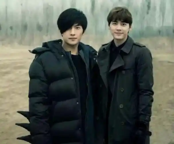 当180的杨洋与181的李易峰同框站在一起,谁谎报身高一目了然