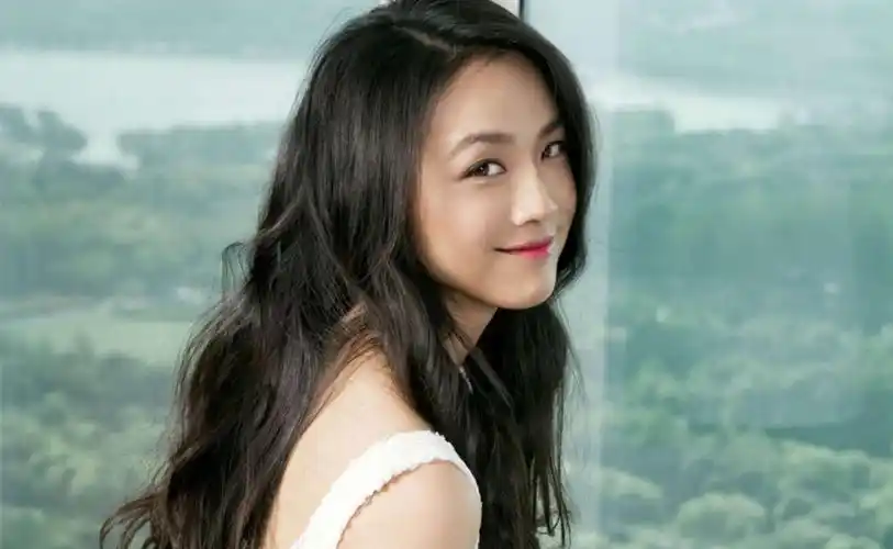 汤唯夫妇回乡为父亲过八十大寿,祖孙三代同框,6岁女儿正面曝光