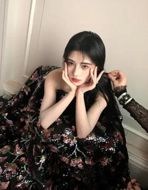 黑底花裙出镜鞠婧祎妆容精致淑女范十足
