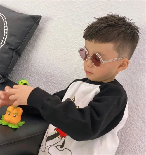 儿童两边铲发型 打造时尚小帅童_儿童发型 - 美发站