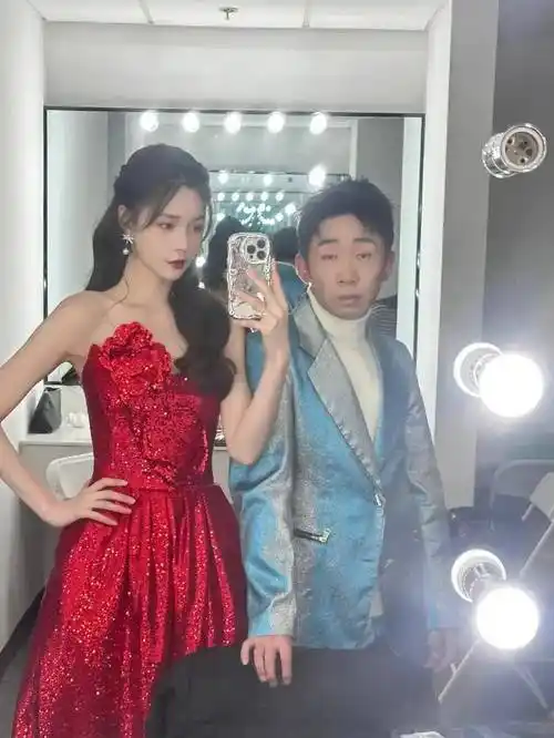 杨迪合照仰头瞪眼沈梦辰锐评鬼迷日眼