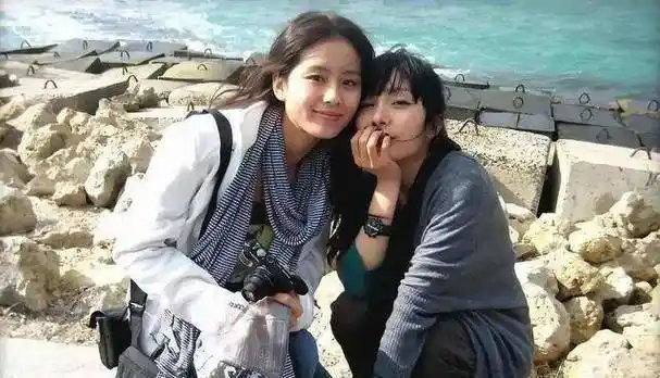 就在杨幂和刘诗诗的古早cp粉想放下这段感情时,两人来了一个世纪大和