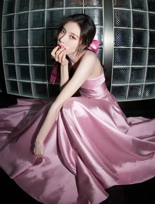 宋妍霏流光粉贝母裙##cosmo时尚盛典