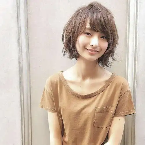 所以方脸型的女生很适合短发类型的发型