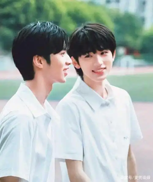 刘耀文宋亚轩早年视频被扒,沙发上搂肩贴脸,网友调侃两人像情侣