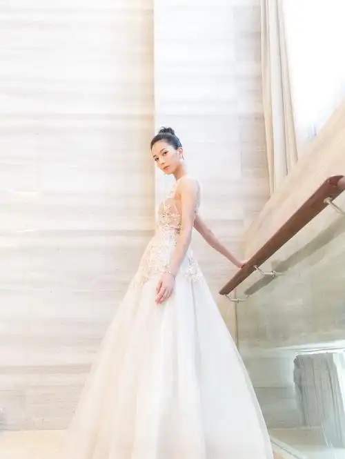 明星美照,图四戚薇一袭黑色长裙,真是太美了,女人味十足!