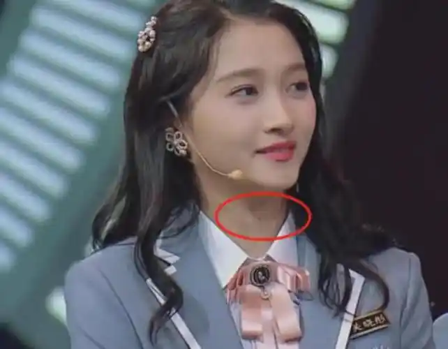 关晓彤录制节目,无意漏出脖子上的"小秘密",网友:鹿晗好福气
