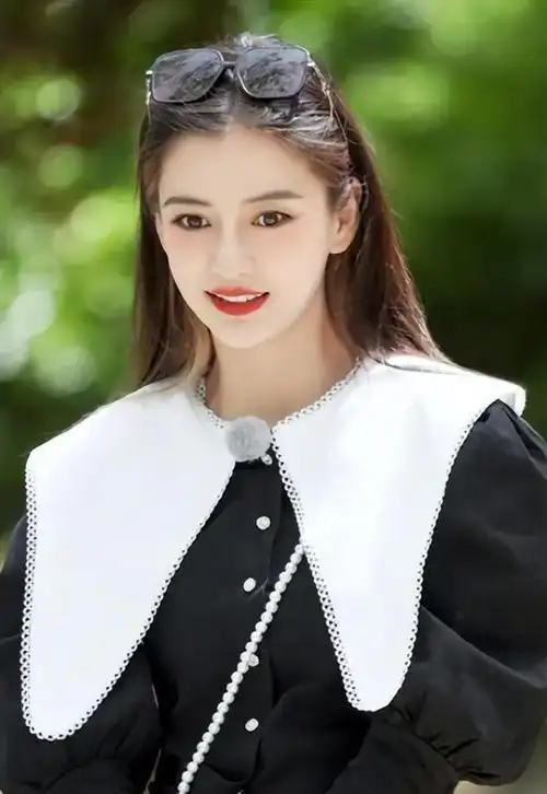 31岁杨颖登台领奖摄影师无心关闭美颜baby颜值暴露