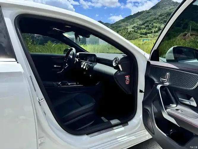 性价比5性价比很好,考虑到奔驰的品牌影响力,优雅的外观,豪华的内饰