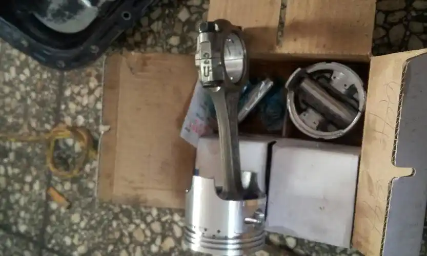 连杆跟活塞组装的时候改怎样识别反正?