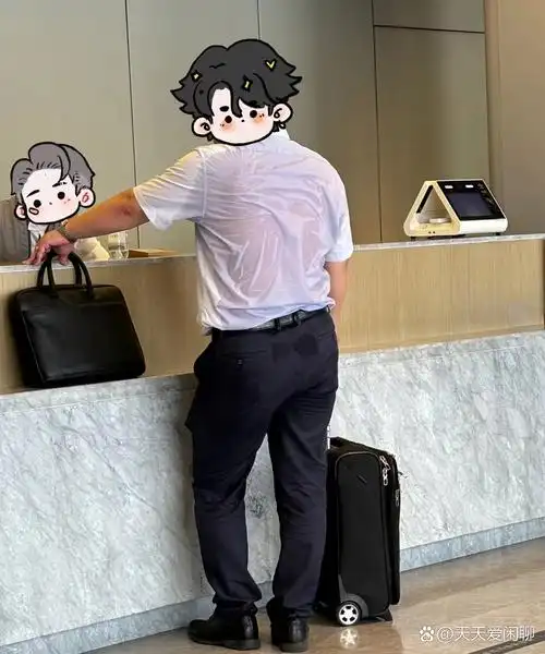 瞅瞅这位大哥的背影,不用多说就知道这天儿热得有多离谱啦!