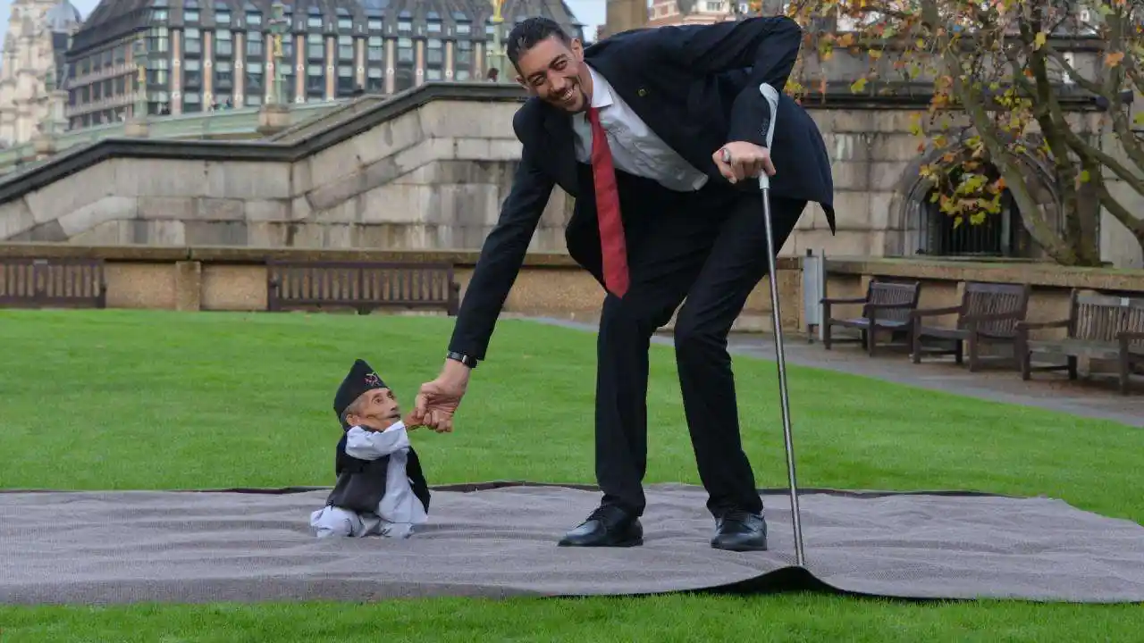 世界上最矮的男人,仅3岁小孩身高,成名后生活让人羡慕