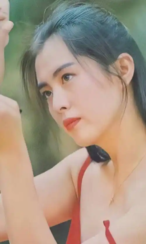 原创54岁王祖贤自拍裸妆照片用手托脸颊学美颜气质妥妥的