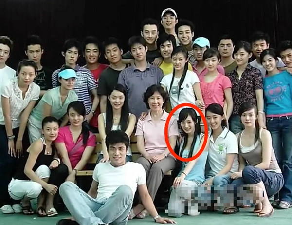 原创杨幂大学青涩旧照罕曝光嫩出水大眼睛太抢镜蹲老师身旁好受宠