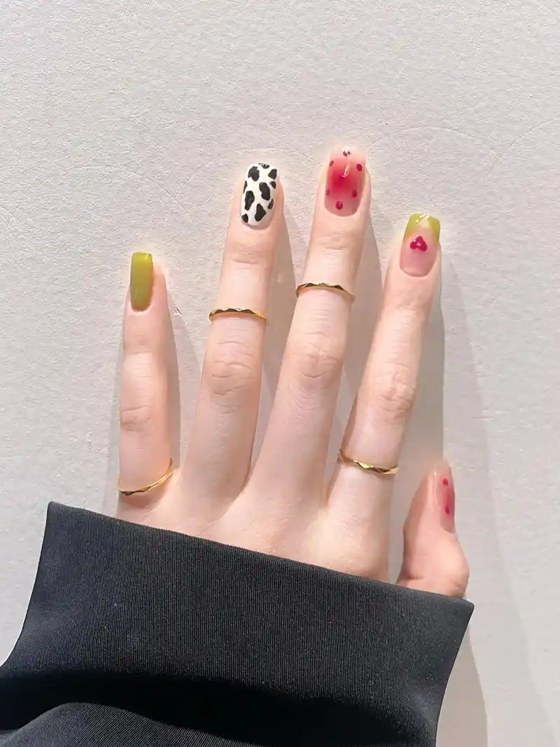 2款超甜的夏日甜心美甲97 活泼的跳色搭配 很有夏天的感觉哦 - 抖音