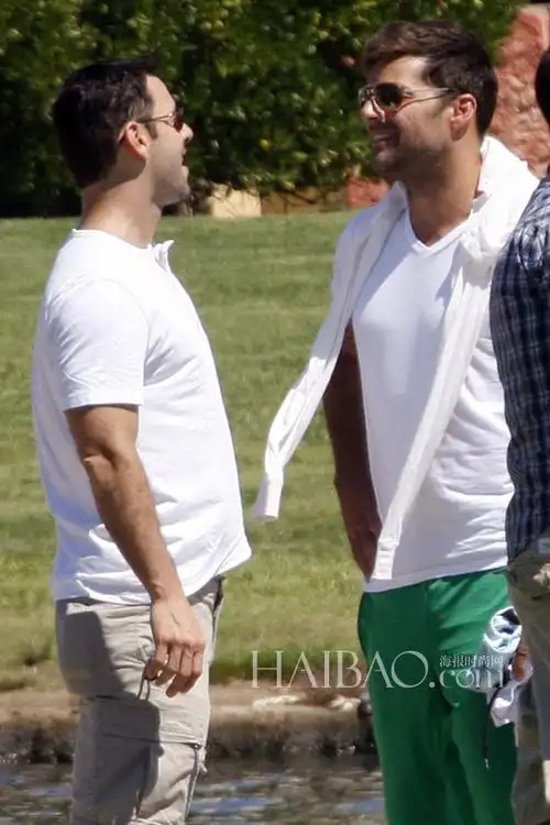 男男出街也养眼 欧美明星同性情侣街拍合辑