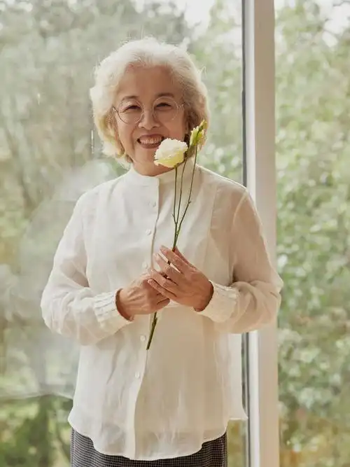 这才是普通奶奶辈该学的打扮优雅气质一头白发也体面