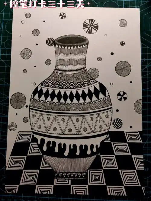 画画打卡33天黑白装饰画线描画小花瓶