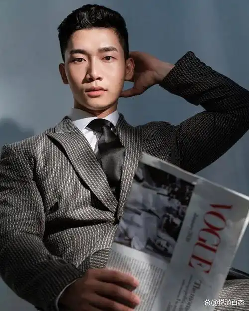 青春有型的肌肉男,爱健身的他也爱旅游,拍了不少帅气的照片!