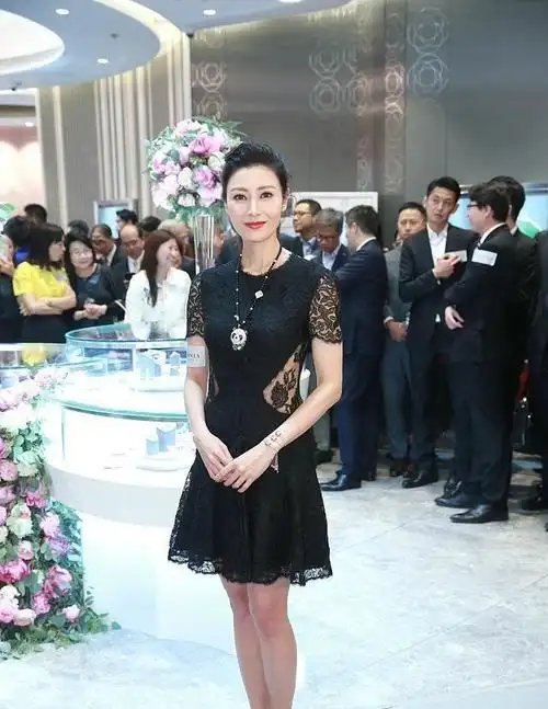 52岁李嘉欣晒近况,与12岁儿子提前庆祝母亲节,母子同框似姐弟|模特