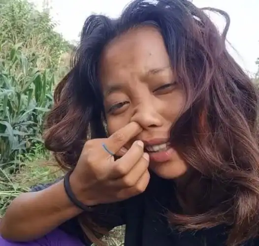 云南90后女孩,靠表情模仿成百万网红,网友们抢着要娶她