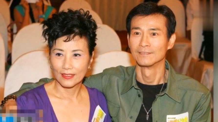 b>郑少秋 /b>太太 b>官晶华 /b>露面,眼神犀利一脸霸气!