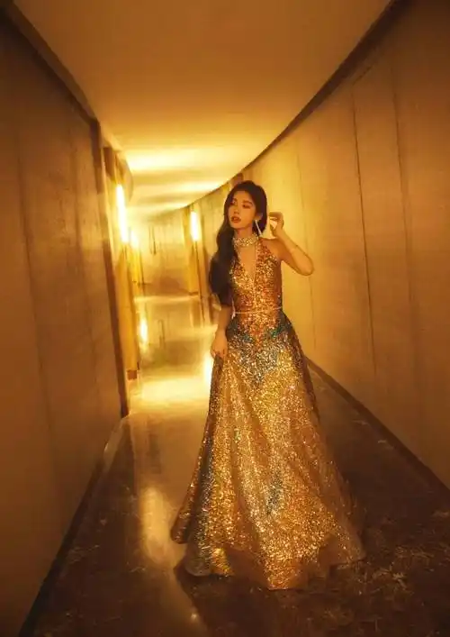 鞠婧祎身穿金色深v亮片长裙,俏脸气质优雅,烈焰红唇-爱读书