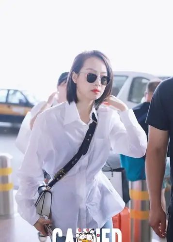 机场街拍:宋茜戴墨镜气场十足