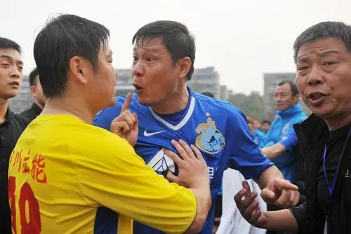 老甲a起冲突 魏群怒吼范志毅