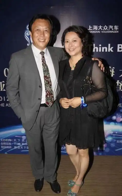 从成熟女性的角度上看,唐国强老婆的穿搭并没太大问题,但用时尚审美的