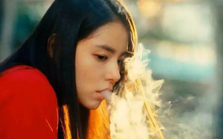 小姐姐闵孝琳的花式吐烟最近这么潮的玩法你有去尝试吗