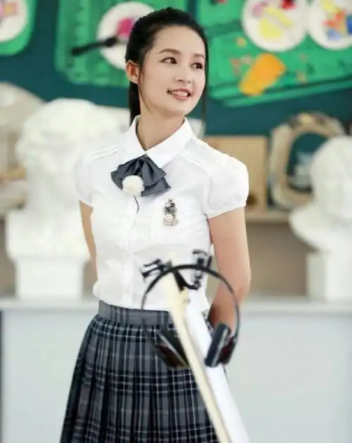 穿上校服的李沁,真的好有直系学姐的赶脚,超可爱