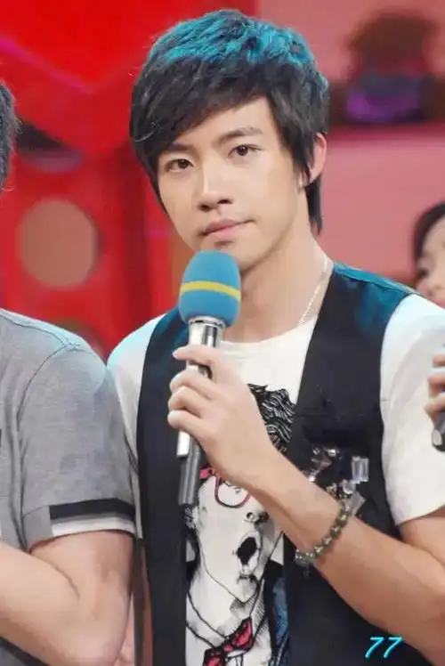 《天天向上》主持天团现状:有人婚内出轨,有人性侵少女