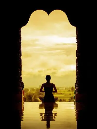 禅坐背影,坐禅静心背影图片_大山谷图库