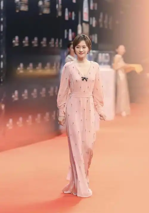 孙俪的气质很少有人比得上穿短西装露出吊带衫高级时髦又精致