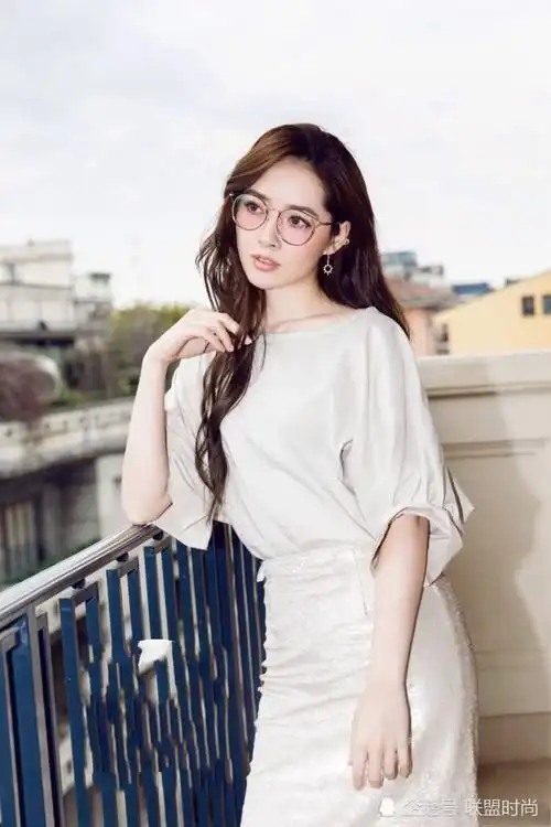 郭碧婷终于不再浪费好身材,烫了卷发穿对裙子,混血儿美成仙!