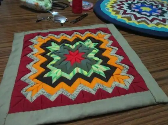 旧衣服改编方形坐垫拼布的做法diy图解教程