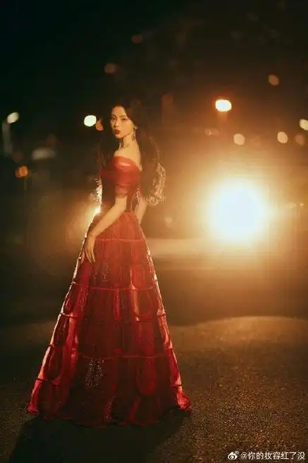 杨超越|97港风高定红裙神明少女穿搭|杨超越_新浪新闻