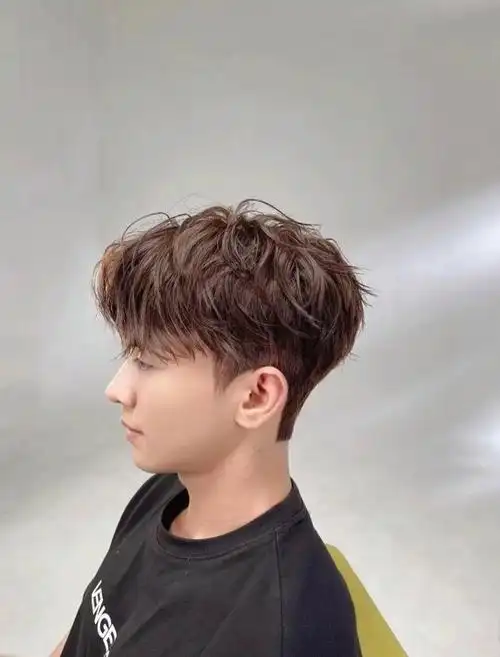 男士韩式发型推荐韩式微分气垫烫帅气又暖男的男
生发型」男生烫发