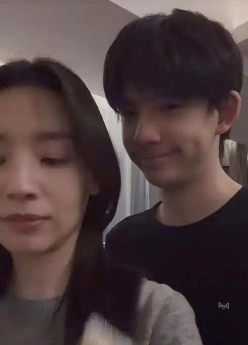 穿秋衣秋裤不让拍,母子俩同框幸福满溢|素颜|潘粤明|星二代_网易订阅