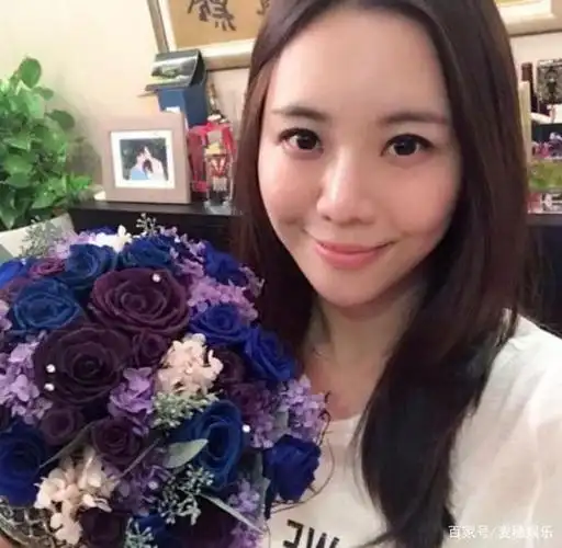 陶喆妻子晒全家福,一家三口温馨有爱,儿子帅气出镜