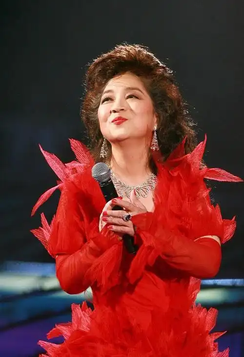 徐小凤,原名王彩云,是中国音乐界的传奇人物,她的成名经历可谓是一段