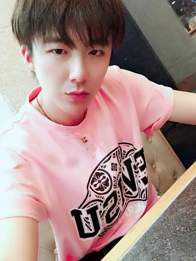 同样是直播平台上的网红,如今一人销声匿迹,而他却火遍全