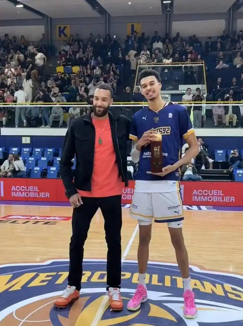 戈贝尔为文班亚马颁法甲mvp 二人身高差引热议-恩断意绝网