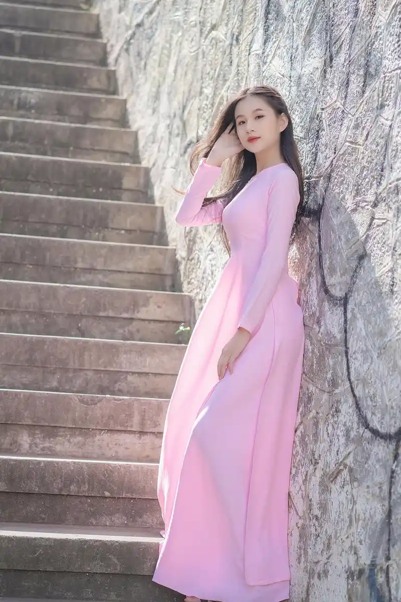 飘逸优雅的越南奥黛美女(4)