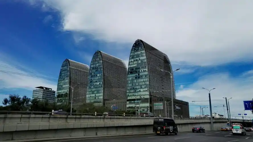 北京西直门区域地标建筑.里面有地上6层购物商场,地下1层商场.