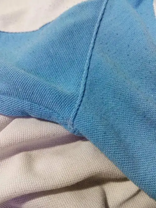 14岁女孩,短袖校服不吸汗,腋窝处异味,正常吗?