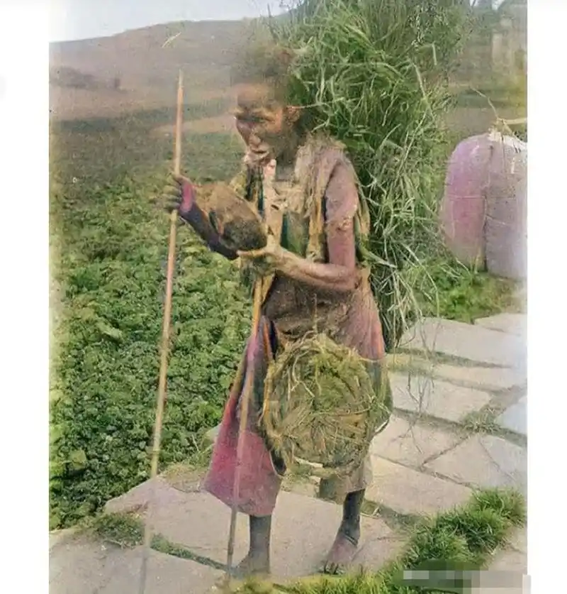 一位女子,身穿破衣,头发凌乱,脚下赤裸,她是一位行乞的乞丐.